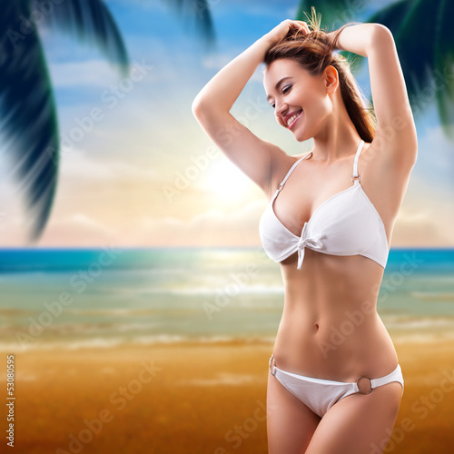 Photo: attraktive junge Frau im Bikini am Strand attraktive junge Frau im Bikini am Strand