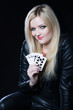 Mädchen spielt Poker