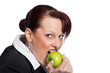 Frau ißt einen Apfel