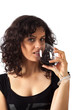 Giovane donna con calice di vino rosso