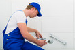 Klempner oder Installateur bei Arbeit im Bad 