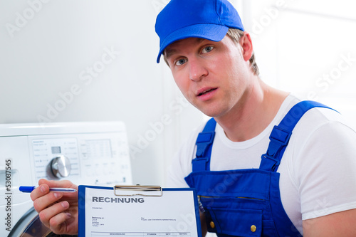 Photo: Handwerker präsentiert Rechnung Handwerker präsentiert Rechnung