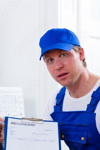 Photo: Handwerker präsentiert Rechnung Handwerker präsentiert Rechnung