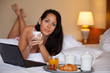 Frühstück morgens im Hotelzimmer mit Internet