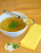Suppe mit Buchstaben Nudeln
