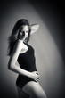 Portrait einer schönen jungen Frau in schwarzem Body