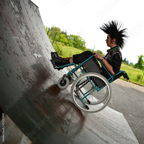 Photo: homme en fauteuil roulant faisant du sport homme en fauteuil roulant faisant du sport