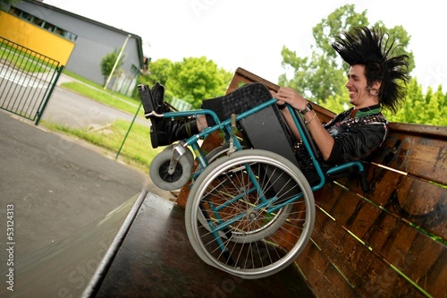 Photo: Punk homme en fauteuil roulant faisant du sport Punk homme en fauteuil roulant faisant du sport