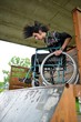 homme en fauteuil roulant faisant du sport extreme