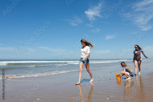 Photo: Jeunes marchant sur la plage Jeunes marchant sur la plage