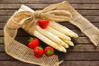 weißer Spargel mit Erdbeeren auf Holz