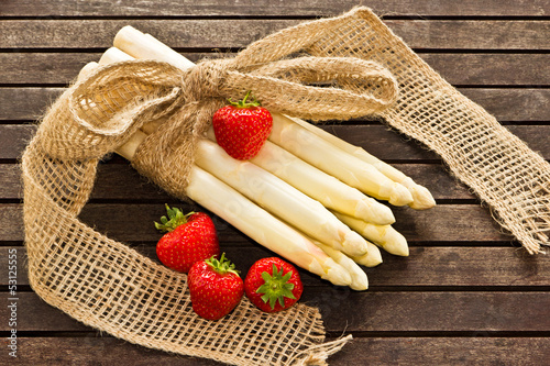 Photo: weißer Spargel mit Erdbeeren auf Holz weißer Spargel mit Erdbeeren auf Holz
