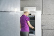 Foto: young woman withdrawing money with card at atm young woman withdrawing money with card at atm