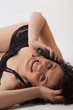 Ragazza a letto parla al telefono