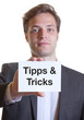 Junger Mann im Anzug mit Karte TIPPS & TRICKS