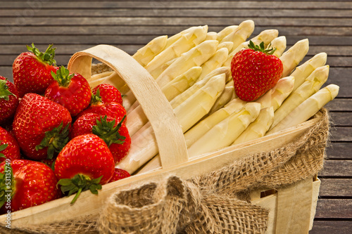 Photo: weißer Spargel mit Erdbeeren im Körbchen weißer Spargel mit Erdbeeren im Körbchen