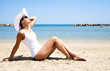 Bella ragazza sdraiata sulla spiaggia che prende sole