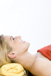 Foto: Beautiful blond woman laying and enjoying the spa Beautiful blond woman laying and enjoying the spa