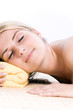 Foto: Beautiful blond woman laying and enjoying the spa Beautiful blond woman laying and enjoying the spa