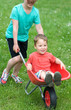 Foto: Kinder beim Schubkarrenrennen Kinder beim Schubkarrenrennen
