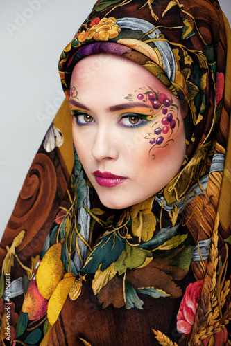 Photo: portrait of contemporary noblewoman with face art creative portrait of contemporary noblewoman with face art creative