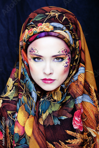 Photo: portrait of contemporary noblewoman with face art creative portrait of contemporary noblewoman with face art creative