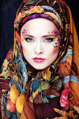 Photo: portrait of contemporary noblewoman with face art creative portrait of contemporary noblewoman with face art creative