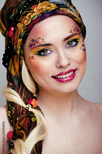Photo: portrait of contemporary noblewoman with face art creative portrait of contemporary noblewoman with face art creative