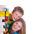 Teenager mit Bücherstapel