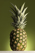 Foto: pineapple on green background pineapple on green background