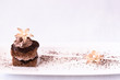 Petit Four mit Zuckerblume