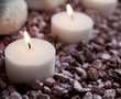bougies sur pierres rose