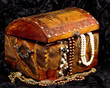 Foto: Vintage wooden treasure trunk with jewelry Vintage wooden treasure trunk with jewelry