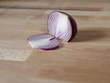 Zwiebelhälfte auf dem Holzbrett