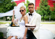 junges Ehepaar mit Hochzeitstorte