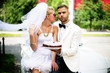 junges Ehepaar mit Hochzeitstorte