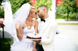 junges Ehepaar mit Hochzeitstorte