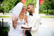 junges Ehepaar mit Hochzeitstorte