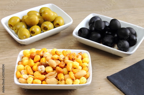 Photo: Surtido de frutos secos y aceitunas Surtido de frutos secos y aceitunas