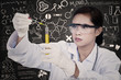Foto: Beautiful scientist drop liquid in flask at lab Beautiful scientist drop liquid in flask at lab