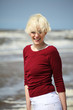 junge frau am strand