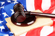 Foto: Judge gavel and books on american flag background Judge gavel and books on american flag background