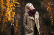 Foto: Young blond woman in autumn forest Young blond woman in autumn forest