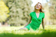 Foto: Woman sitting on grass Woman sitting on grass