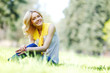 Foto: Woman sitting on grass Woman sitting on grass