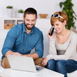 glückliches paar bestellt im internet