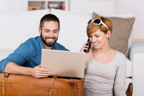 Photo: paar bucht eine reise im internet paar bucht eine reise im internet