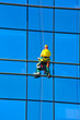 Foto: Washer wash the windows of modern skyscraper Washer wash the windows of modern skyscraper