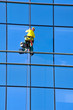 Foto: Washer wash the windows of modern skyscraper Washer wash the windows of modern skyscraper