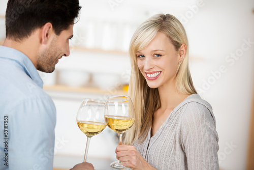 Photo: paar genießt ein glas wein zusammen paar genießt ein glas wein zusammen